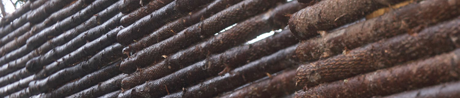 Rafterne i hegnet er i gran, der er meget modstandsdygtigt over for vejr og vind. Rafterne i hegnet er i gran, der er meget modstandsdygtigt over for vejr og vind.